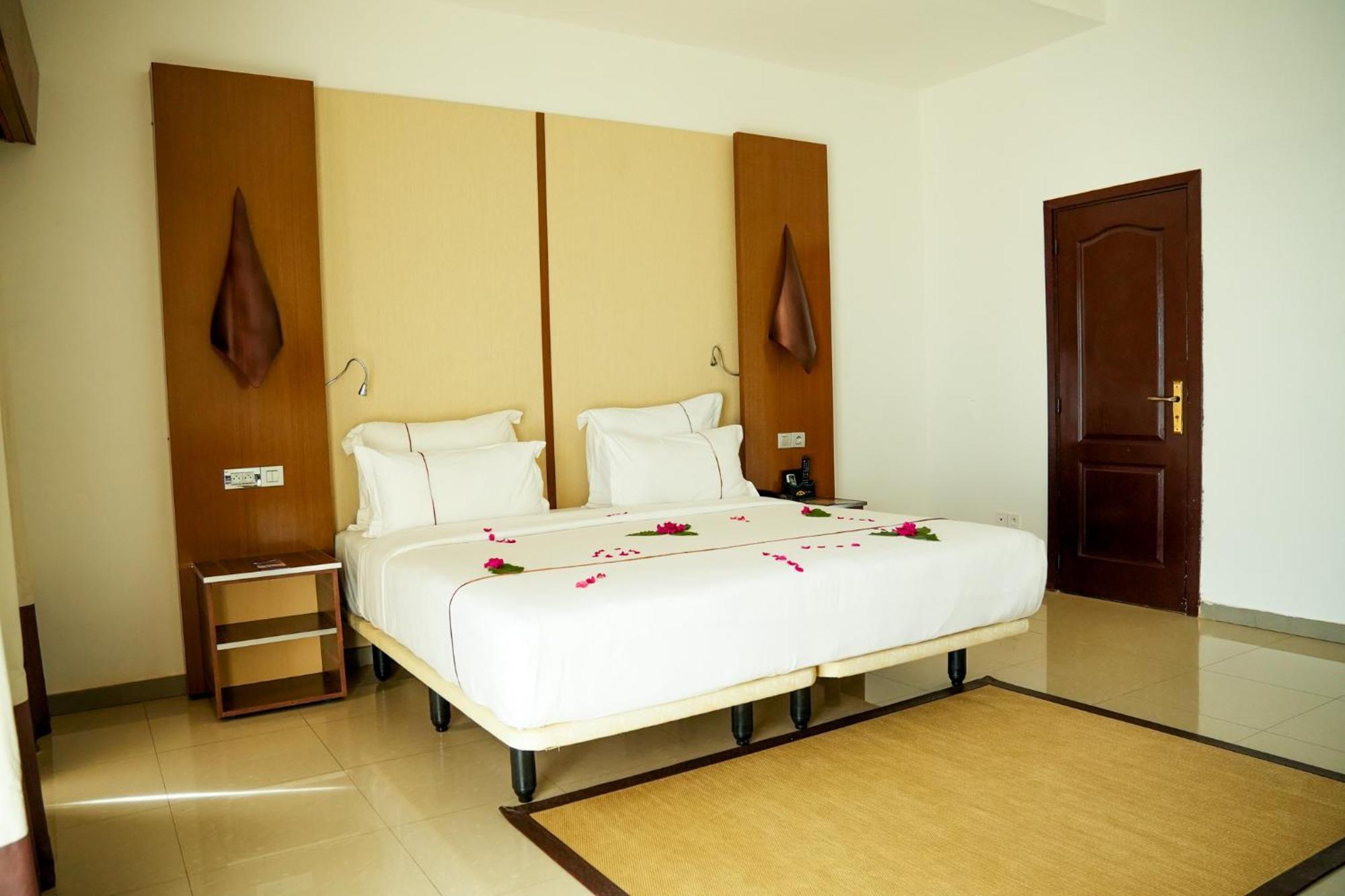 Iris Hotel Toubab Dialaw Exterior photo