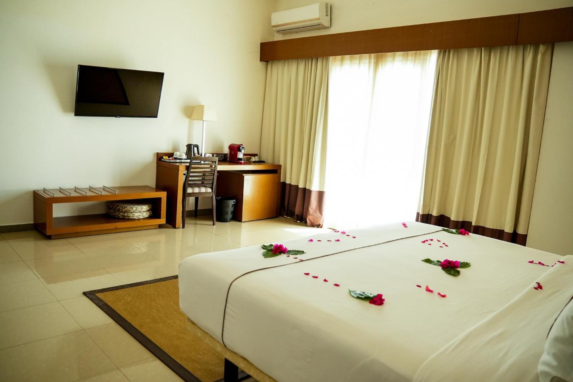 Iris Hotel Toubab Dialaw Exterior photo