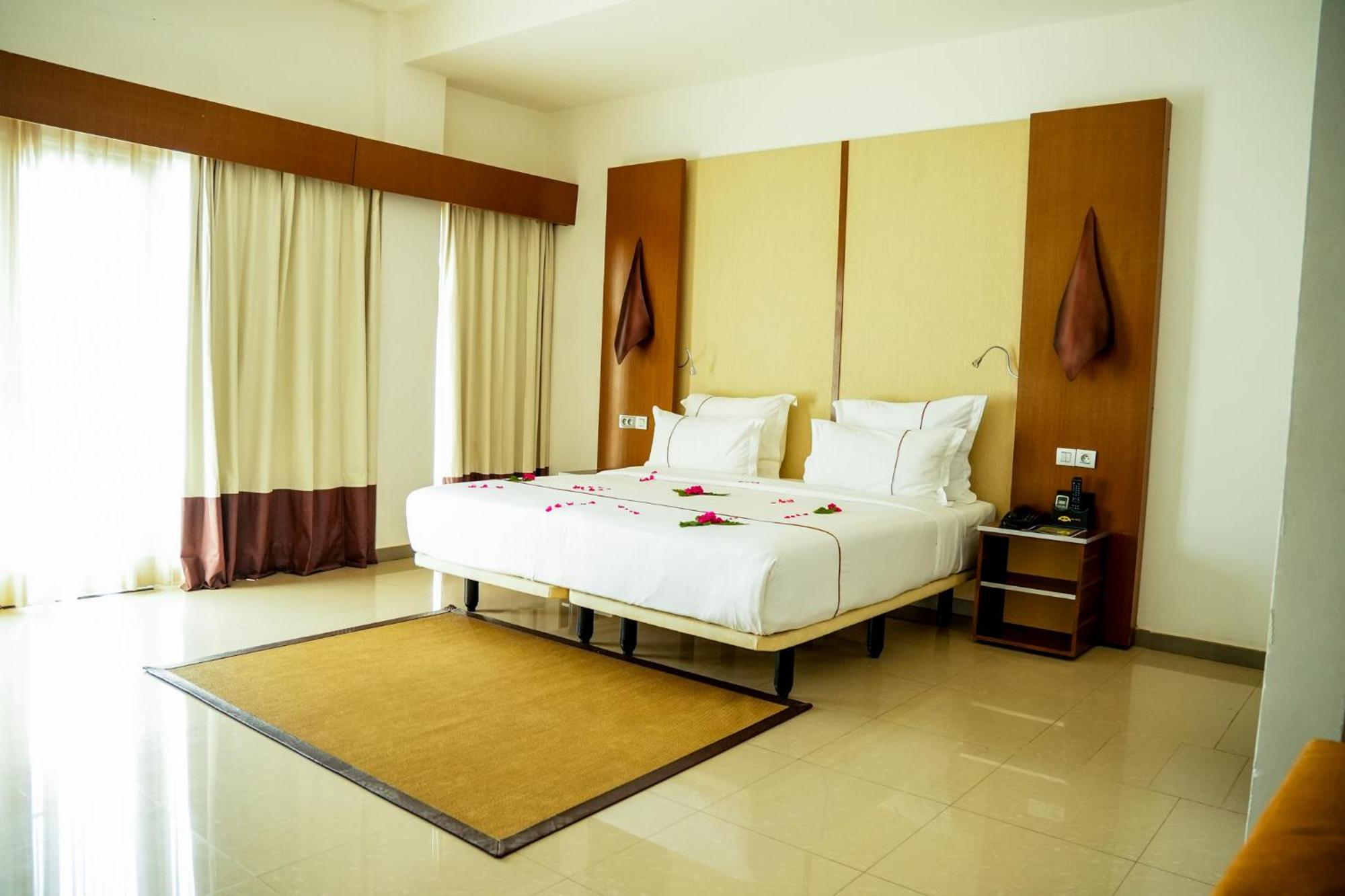 Iris Hotel Toubab Dialaw Exterior photo